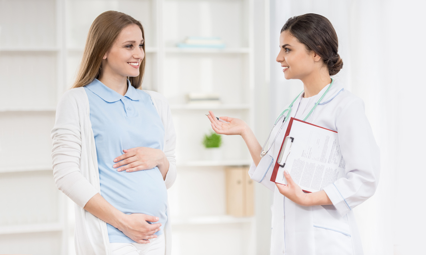 Посещение врача беременной. Беременные женщины.