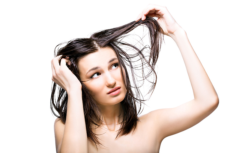 Как ухаживать за тонкими волосами: гид от мытья до укладки